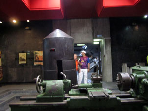 Estas muestras reconstruyen un taller de una fábrica militar. En adelante, torno, por detrás, refugio contra bombardeo individual (los obreros en ataque aéreo no abandonaban los talleres, sino esperaban su terminación en tales cápsulas).