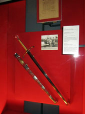 Regalo del Reino Unido de Gran Bretaña e Irlandia del Norte al Pueblo Soviético en el signo de reconocimineto de la valentía durante la Defensa de estalingrado entregado por el Primer Ministro Británico Winston Churchill al Comandante en Jefe de la Unión Soviética Iósif V. Stalin en la conferencia de Teherán en el año 1943.