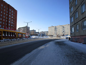 Calle Pervoprokhódtsev, pueblo de Talnakh, distrito urbano de Norilsk, región de Krasnoyarsk.