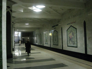 Paredes de la estación Plaza Tukay.