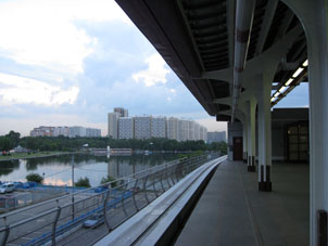 Vista al estanque de Ost&aacute;nkino desde la estaci&oacute;n monocarril "Telecentr".