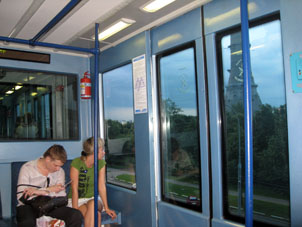 Dentro del vag&oacute;n del tren monocarril.