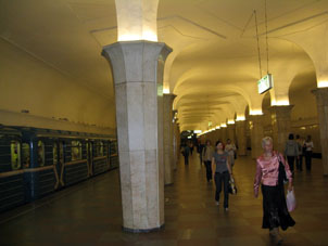 Estación Kropótkinskaya de la línea Sokólnicheskaya del Metro de Moscú.