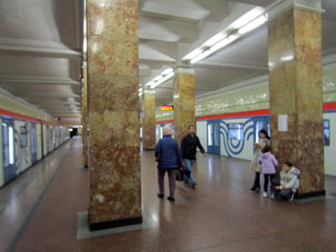 Estación Arbátskaya (Арбатская) de la línea Filióvskaya del Metro de Moscú.