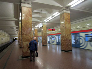 Estación Arbátskaya (Арбатская) de la línea Filióvskaya del Metro de Moscú.