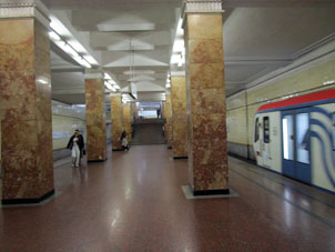 Estación Arbátskaya (Арбатская) de la línea Filióvskaya del Metro de Moscú.