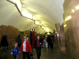 Estación Barrikádnaya de la línea Tagánsko-Krasnoprésnenskaya del Metro de Moscú.