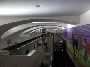 Estación Bítsevski park de la línea Bútovskaya (Metro Ligero de Moscú).