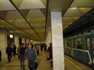 Estación Botanícheski sad de la línea Kalúzhsko-Rízhskaya del Metro de Moscú