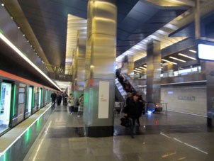 Estación Delovoy centr (Деловой центр) común de la Gran Línea Circular (Tercer Circuito de Transbordo) del Metro de Moscú y de Línea Kalíninsko-Sólntsevskaya (Калининско-Солнцевская) con transbordo a la Línea Filióvskaya (Филёвская) en el mismo conjunto.
