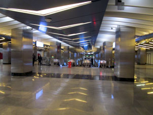 Estación Delovoy centr (Деловой центр) común de la Gran Línea Circular (Tercer Circuito de Transbordo) del Metro de Moscú y de Línea Kalíninsko-Sólntsevskaya (Калининско-Солнцевская) con transbordo a la Línea Filióvskaya (Филёвская) en el mismo conjunto.