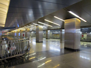 Estación Delovoy centr (Деловой центр) común de la Gran Línea Circular (Tercer Circuito de Transbordo) del Metro de Moscú y de Línea Kalíninsko-Sólntsevskaya (Калининско-Солнцевская) con transbordo a la Línea Filióvskaya (Филёвская) en el mismo conjunto.