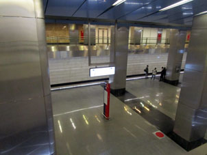 Estación Delovoy centr (Деловой центр) común de la Gran Línea Circular (Tercer Circuito de Transbordo) del Metro de Moscú y de Línea Kalíninsko-Sólntsevskaya (Калининско-Солнцевская) con transbordo a la Línea Filióvskaya (Филёвская) en el mismo conjunto.