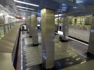 Estación Delovoy centr (Деловой центр) común de la Gran Línea Circular (Tercer Circuito de Transbordo) del Metro de Moscú y de Línea Kalíninsko-Sólntsevskaya (Калининско-Солнцевская) con transbordo a la Línea Filióvskaya (Филёвская) en el mismo conjunto.