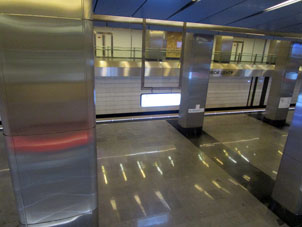 Estación Delovoy centr (Деловой центр) común de la Gran Línea Circular (Tercer Circuito de Transbordo) del Metro de Moscú y de Línea Kalíninsko-Sólntsevskaya (Калининско-Солнцевская) con transbordo a la Línea Filióvskaya (Филёвская) en el mismo conjunto.