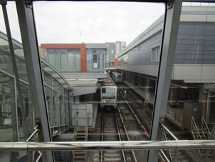 Vista del puente de transbordo de la estación Kúntsevskaya entre las líneas Filióvskaya, Arbatsko-Pokróvskaya y   Gran Línea Circular (Tercer Anillo de Transbordo).