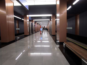 Estación Lianózovo (Лианозово) de la línea Lyúblinsko-Dmítrovskaya del Metro de Moscú.