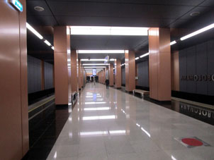 Estación Lianózovo (Лианозово) de la línea Lyúblinsko-Dmítrovskaya del Metro de Moscú.