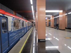 Estación Lianózovo (Лианозово) de la línea Lyúblinsko-Dmítrovskaya del Metro de Moscú.