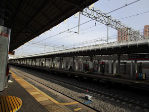 Estación (plataforma) Lokomotiv (Локомотив) del Anillo Central de Moscú (МЦК, ferrocarril urbano) del sistema de transporte urbano de Moscú