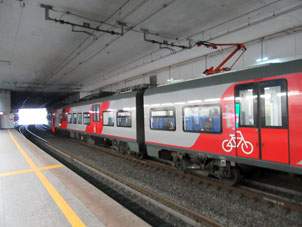Estación (plataforma) Plóschad' Gagárina del Anillo Central de Moscú (МЦК, ferrocarril urbano) del sistema de transporte urbano de Moscú