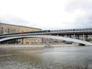 Puente del metro entre estación Kíevskaya y Smolénskaya.