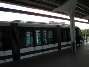 Es el tren del mono carril.