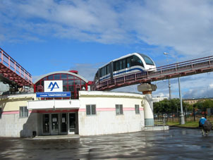 Aquí mismo hay entrada en el metro normal, cuya estación también tiene nombre "Timiryázevskaya".