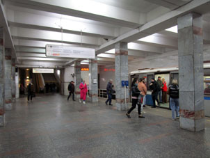 Estación Molodyózhnaya (Молодёжная) de la línea Arbatsko-Pokróvskaya del Metro de Moscú