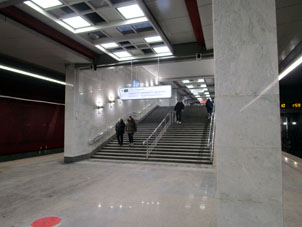 Estación Novomoskóvskaya (Новомосковская) de la línea Sokólnicheskaya del Metro de Moscú. Paso para transbordar a la línea Tróitskaya.