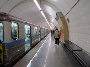 Estación Okruznaya (Окружная) de la línea Lyúblinsko-Dmítrovskaya del Metro de Moscú.
