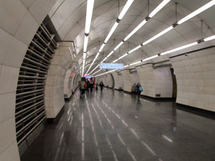 Estación Okruznaya (Окружная) de la línea Lyúblinsko-Dmítrovskaya del Metro de Moscú.