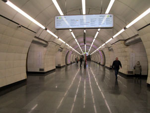 Estación Okruznaya (Окружная) de la línea Lyúblinsko-Dmítrovskaya del Metro de Moscú.