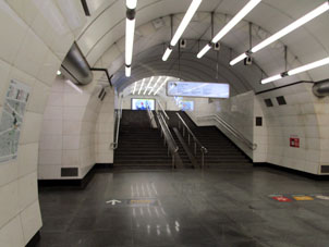 Estación Okruznaya (Окружная) de la línea Lyúblinsko-Dmítrovskaya del Metro de Moscú.