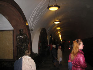 Estación Ploschad' Revolyutsii de la línea Arbatsko-Pokróvskaya del Metro de Moscú