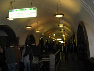 Estación Ploschad' Revolyutsii de la línea Arbatsko-Pokróvskaya del Metro de Moscú