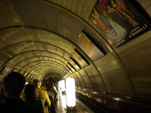 Bajada en la estación Savyólovskaya por la escalera mecánica.