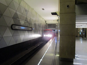 Estación Seligérskaya (Селигерская) de la línea Lyúblinsko-Dmítrovskaya del Metro de Moscú.