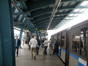 Estación Úlitsa Skóbelevskaya de la línea Bútovskaya (Metro Ligero de Moscú).