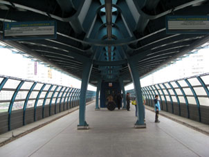 Estación Úlitsa Skóbelevskaya de la línea Bútovskaya (Metro Ligero de Moscú).
