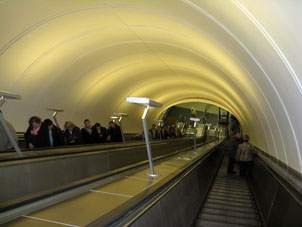 Para las escaleras mecánicas de la estación Srétenski bulevar fueron desarrollados candiles especiales.