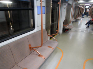 En algunos trenes, hay recargadores USB directamente en los bancos para pasajeros.