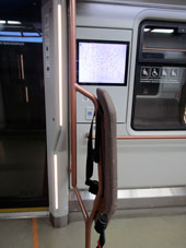 Puesto para coche de inválido (descapacitado) con correas de fijación.