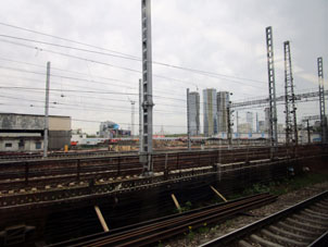 La línea del metro en área de la estación Studéncheskaya pasa paralelamente y cerca de la feroviaria Kíevskaya.