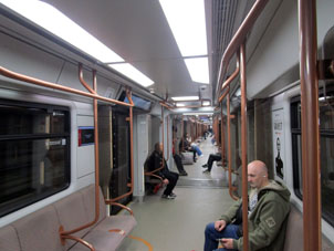 Dentro de un tren nuevo que circula por el Gran Línea Circular (Trecer Anillo de Transbordo).