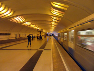 Estación Úlitsa Akadémika Yángelya de la línea Serpukhóvsko-Timiryázevskaya del Metro de Moscú.
