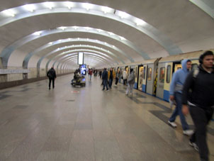 Estación Yúzhnaya (Южная) de la línea Serpukhóvsko-Timiryázevskaya del Metro de Moscú.