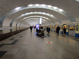 Estación Yúzhnaya (Южная) de la línea Serpukhóvsko-Timiryázevskaya del Metro de Moscú.