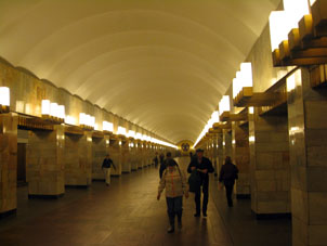 Estación del mentro petergurgués Grazhdanski prospekt (Avenida Ciudadana).