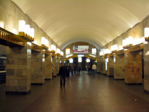 Estación del mentro petergurgués Grazhdanski prospekt (Avenida Ciudadana).